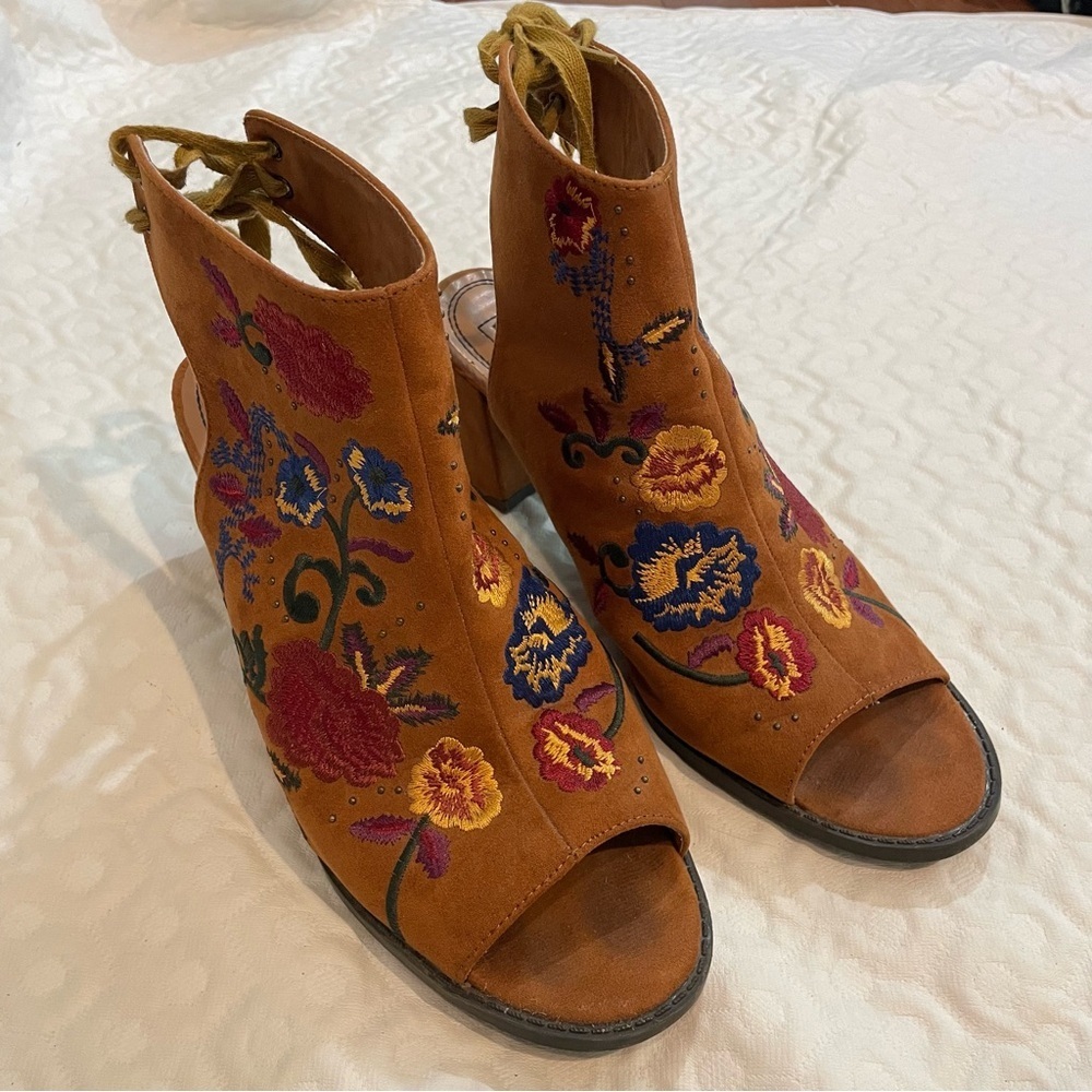 Mari A. ‘Alicia’ Embroidered Floral Heel Women’s Size 10M Faux Suade Fall